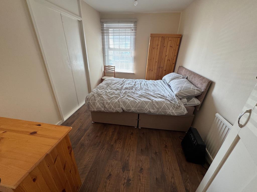 Lot: 122 - SEAFRONT PUBLIC HOUSE WITH THREE-BEDROOM FLAT WITH SEA VIEWS - Flat - 1 of 3 bedrooms